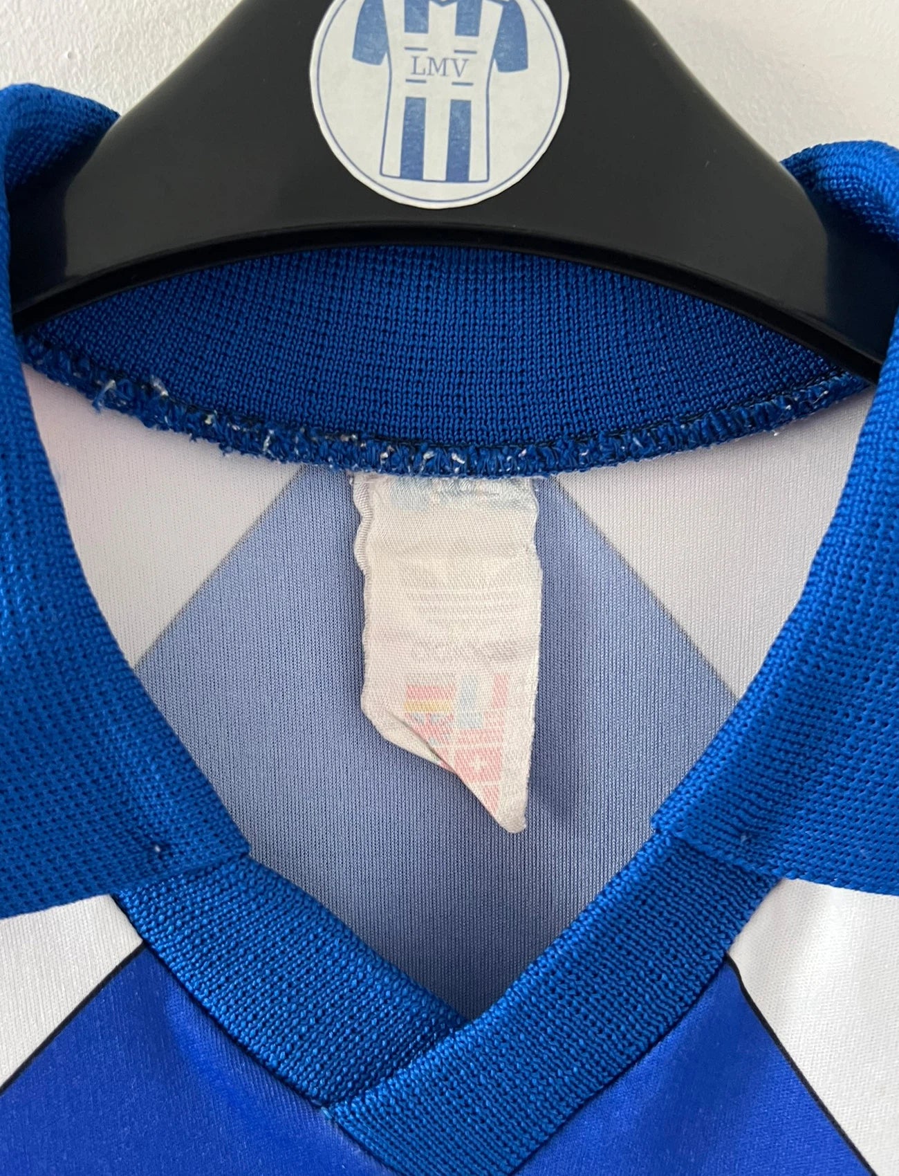 Maillot de foot vintage domicile bleu de l'équipe de france 1990/1992. On peut retrouver l'équipementier Adidas. Il s'agit d'un maillot authentique d'époque.