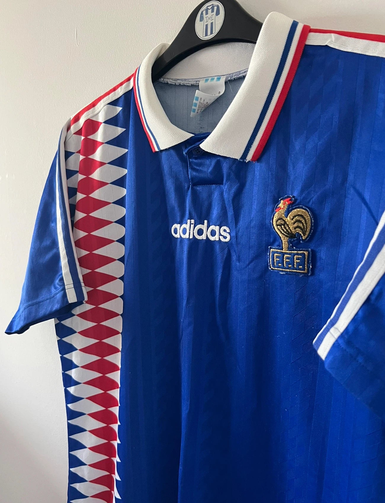 Maillot de foot vintage domicile bleu de l'Equipe de France 1994. On peut retrouver l'équipementier Adidas. Il s'agit d'un maillot authentique d'époque.