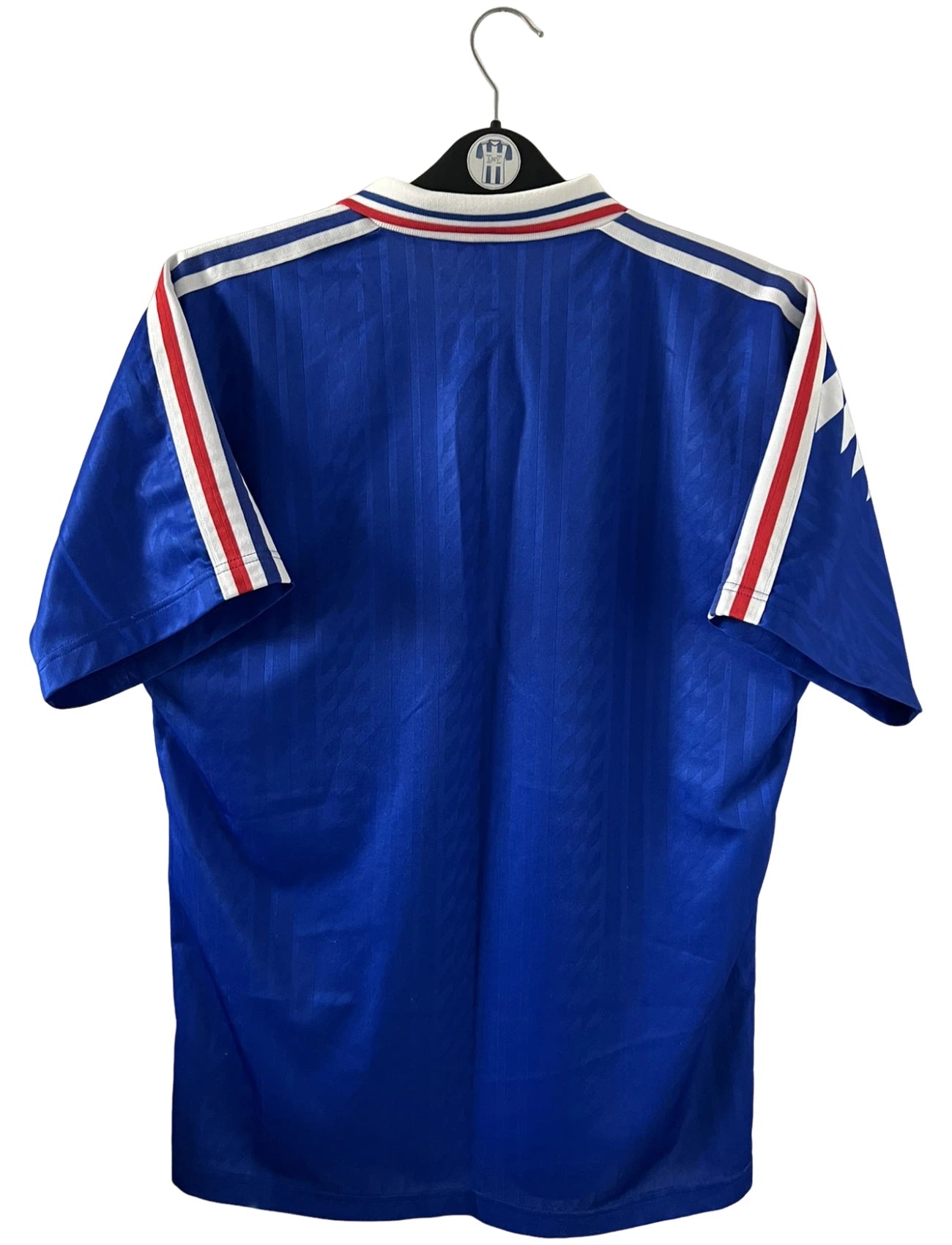 Maillot de foot vintage domicile bleu de l'Equipe de France 1994. On peut retrouver l'équipementier Adidas. Il s'agit d'un maillot authentique d'époque.