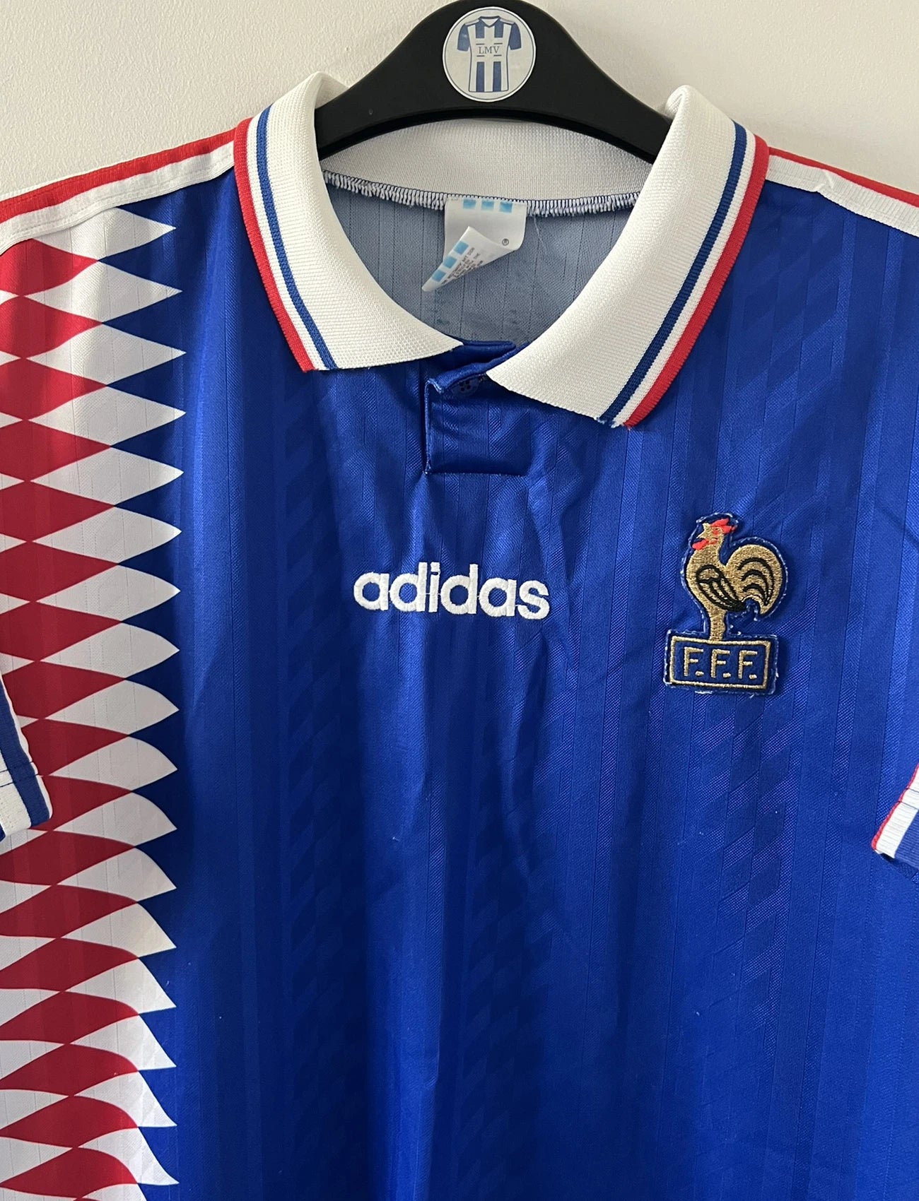 Maillot de foot vintage domicile bleu de l'Equipe de France 1994. On peut retrouver l'équipementier Adidas. Il s'agit d'un maillot authentique d'époque.