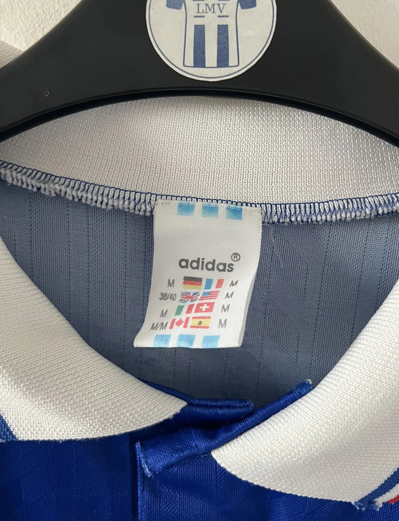 Maillot de foot vintage domicile bleu de l'Equipe de France 1994. On peut retrouver l'équipementier Adidas. Il s'agit d'un maillot authentique d'époque.