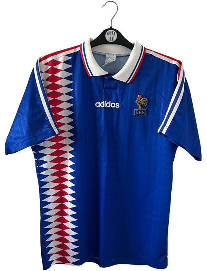 Maillot de foot vintage domicile bleu de l'Equipe de France 1994. On peut retrouver l'équipementier Adidas. Il s'agit d'un maillot authentique d'époque.