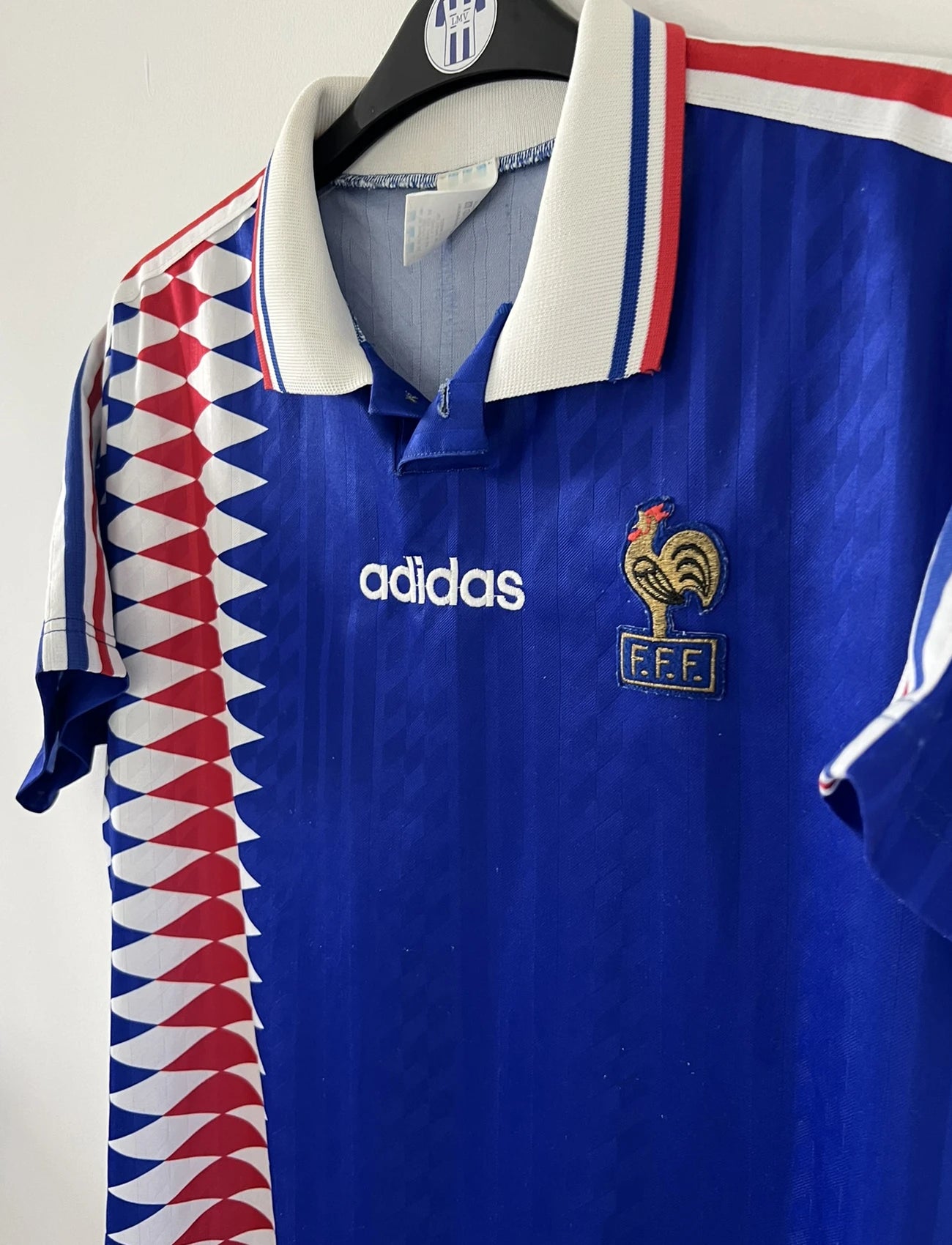 Maillot de foot vintage domicile bleu blanc et rouge de l'équipe de france 1994. On peut retrouver l'équipementier adidas. Il s'agit d'un maillot authentique d'époque