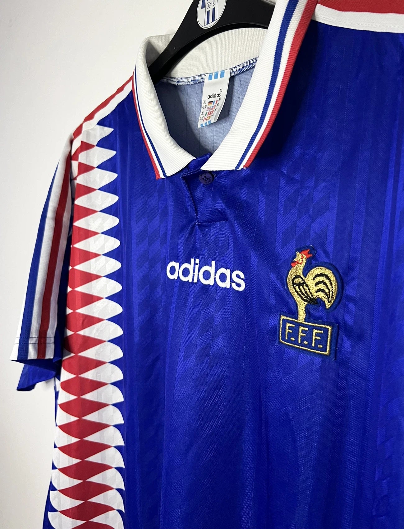 Maillot de foot vintage domicile bleu de l'équipe de france 1994. On peut retrouver l'équipementier Adidas. Il s'agit d'un maillot authentique d'époque.