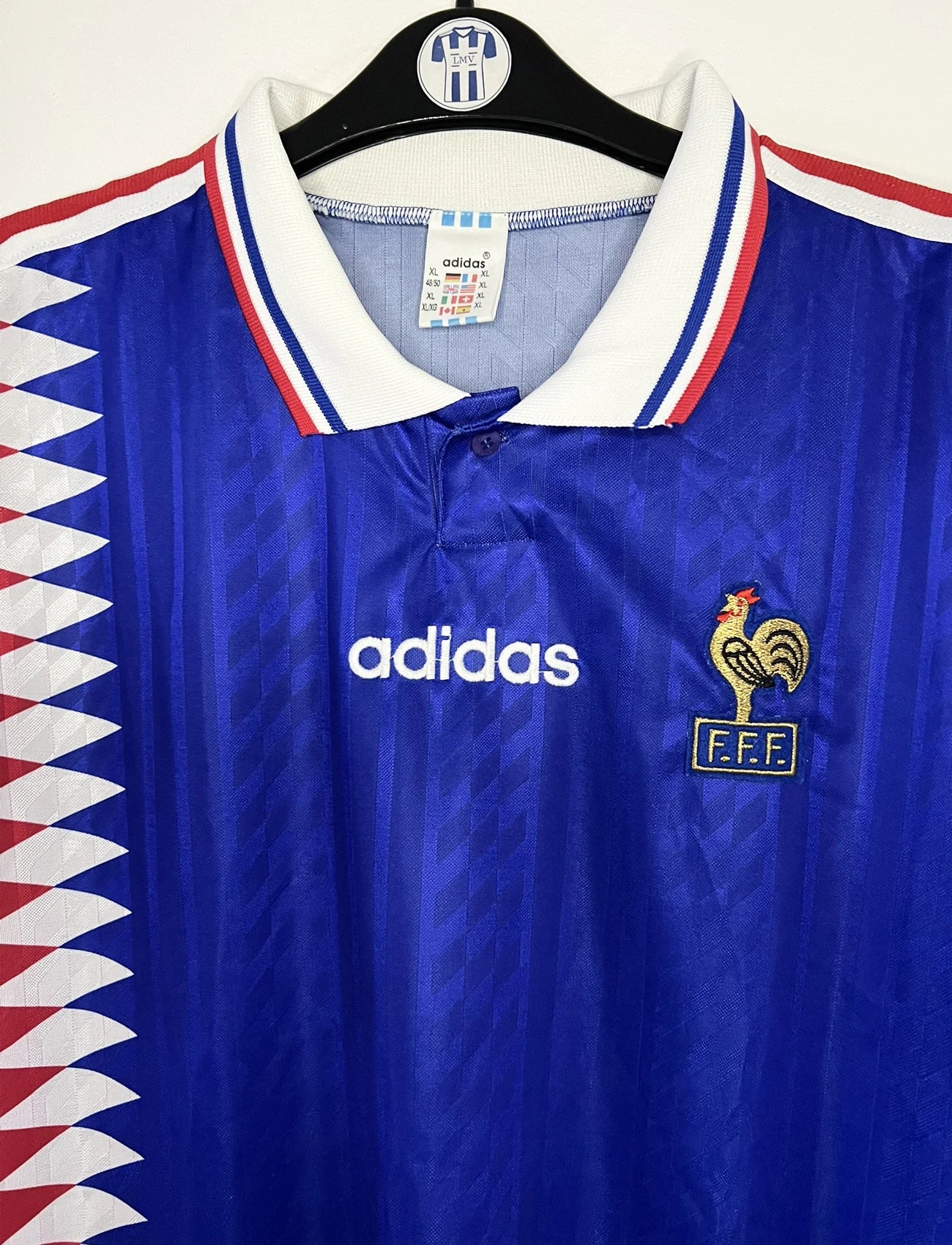 Maillot de foot vintage domicile bleu de l'équipe de france 1994. On peut retrouver l'équipementier Adidas. Il s'agit d'un maillot authentique d'époque.