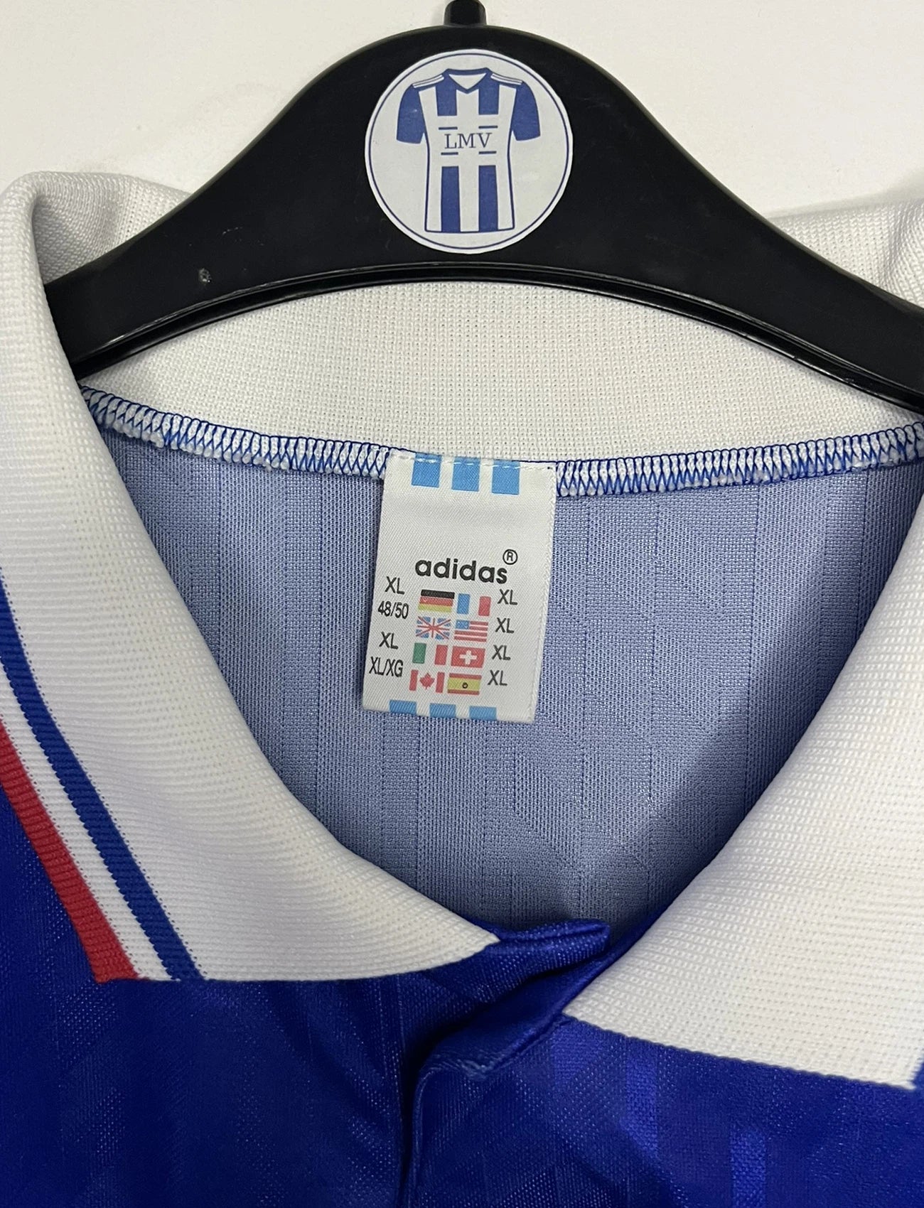 Maillot de foot vintage domicile bleu de l'équipe de france 1994. On peut retrouver l'équipementier Adidas. Il s'agit d'un maillot authentique d'époque.