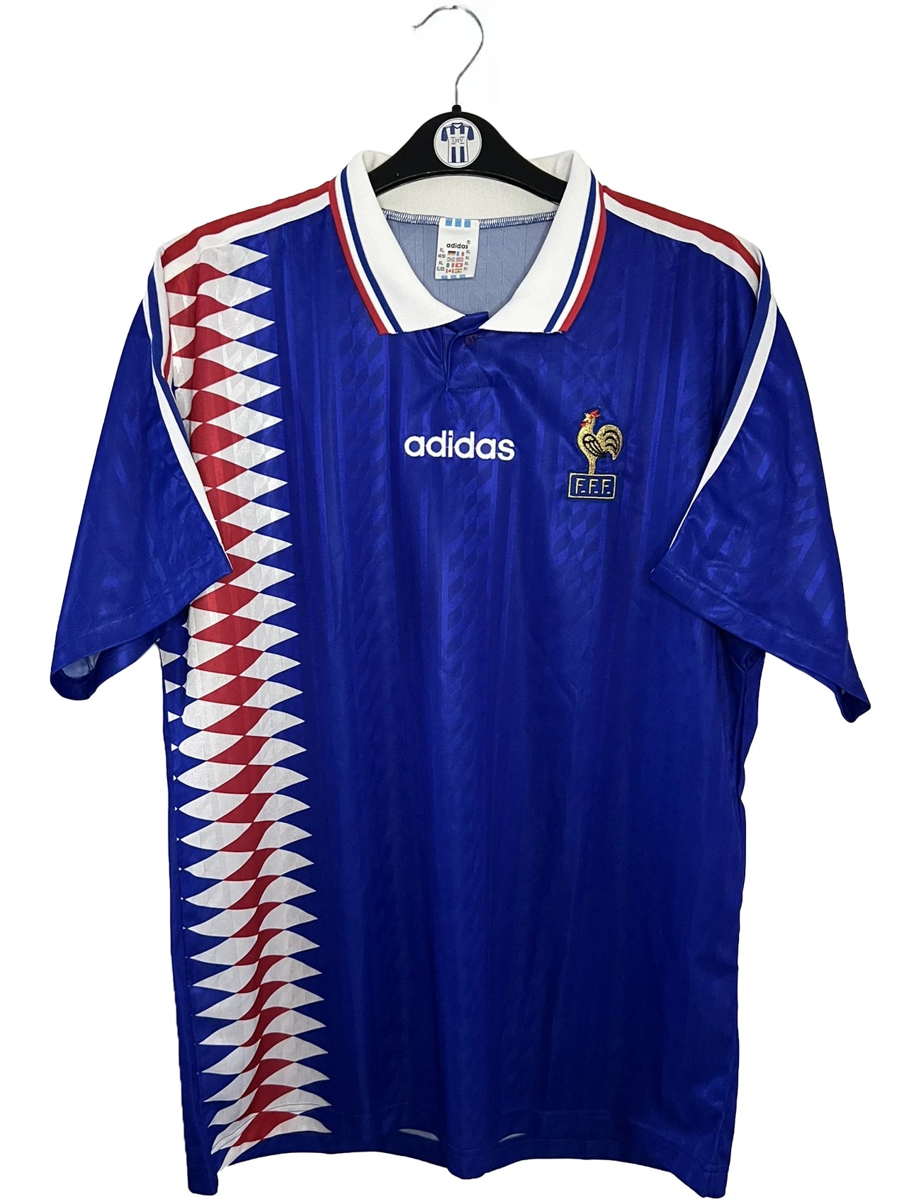 Maillot de foot vintage domicile bleu de l'équipe de france 1994. On peut retrouver l'équipementier Adidas. Il s'agit d'un maillot authentique d'époque.