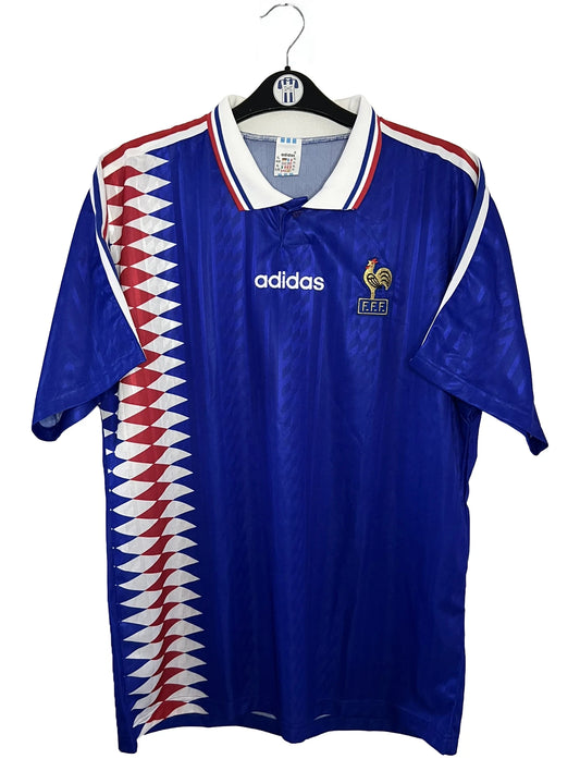 Maillot de foot vintage domicile bleu de l'équipe de france 1994. On peut retrouver l'équipementier Adidas. Il s'agit d'un maillot authentique d'époque.