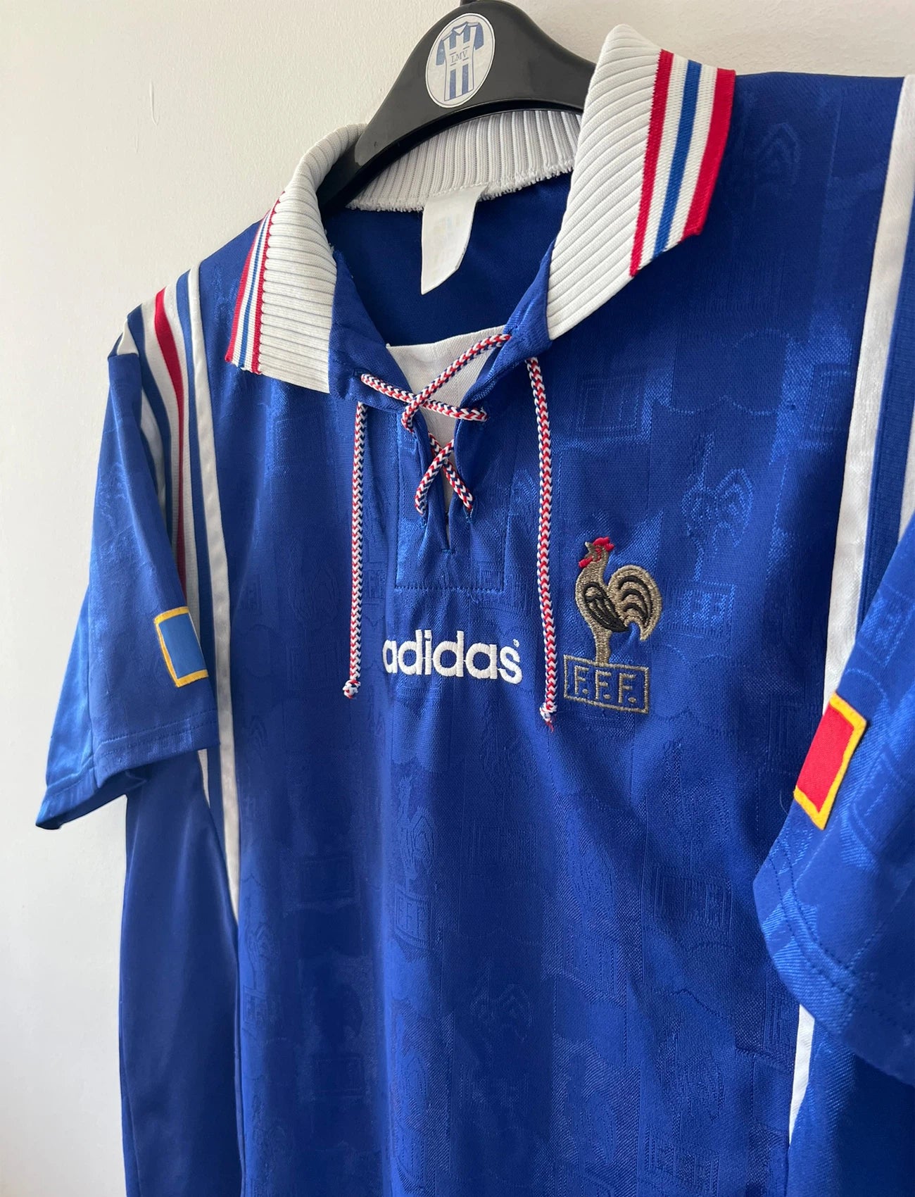 Maillot de foot vintage domicile bleu de l'équipe de france 1996. On peut retrouver l'équipementier Adidas. Il s'agit d'un maillot authentique d'époque.