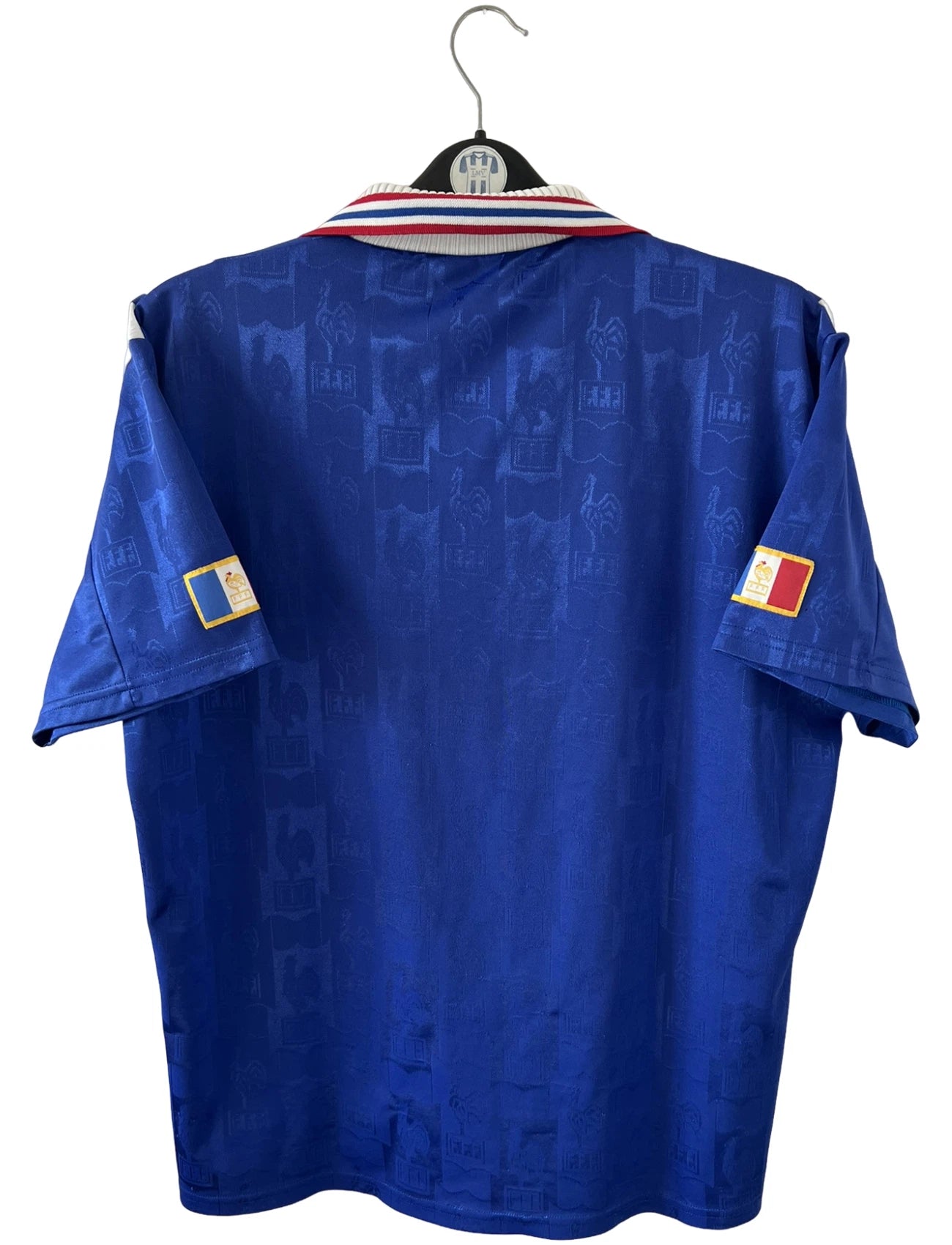 Maillot de foot vintage domicile bleu de l'équipe de france 1996. On peut retrouver l'équipementier Adidas. Il s'agit d'un maillot authentique d'époque.