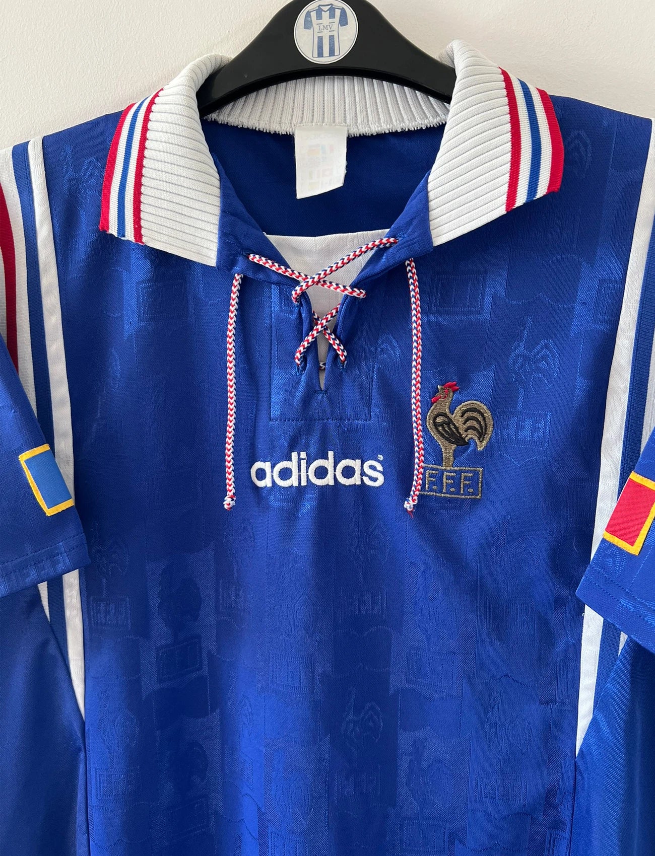 Maillot de foot vintage domicile bleu de l'équipe de france 1996. On peut retrouver l'équipementier Adidas. Il s'agit d'un maillot authentique d'époque.