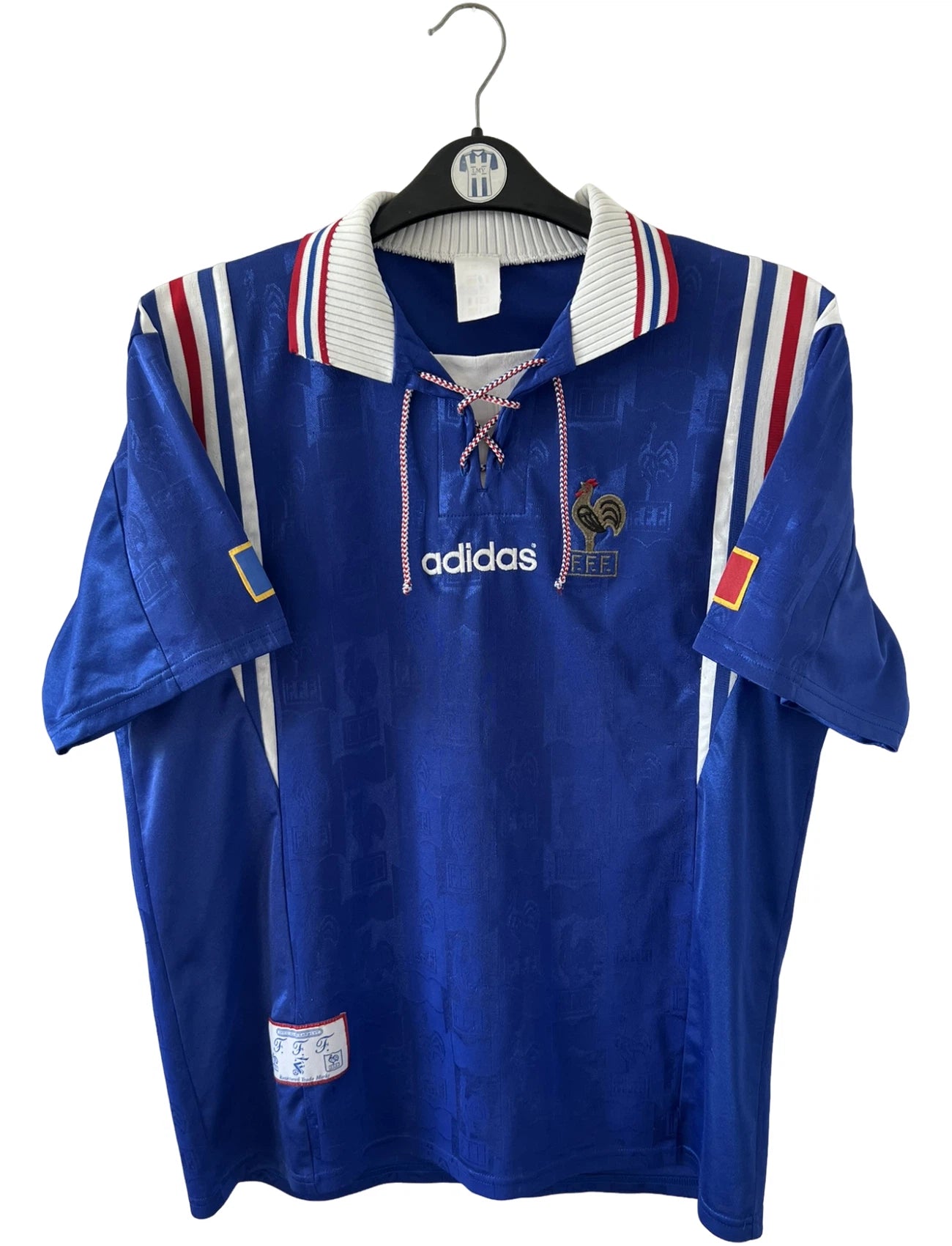 Maillot de foot vintage domicile bleu de l'équipe de france 1996. On peut retrouver l'équipementier Adidas. Il s'agit d'un maillot authentique d'époque.
