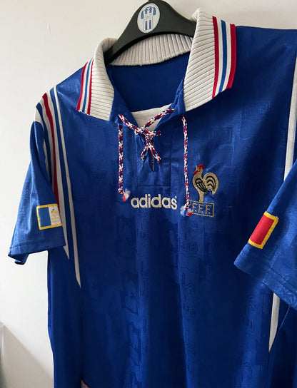 Maillot foot vintage domicile equipe de france 1996. On peut retrouver l'équipementier Adidas. Il s'agit d'un maillot authentique d'époque.