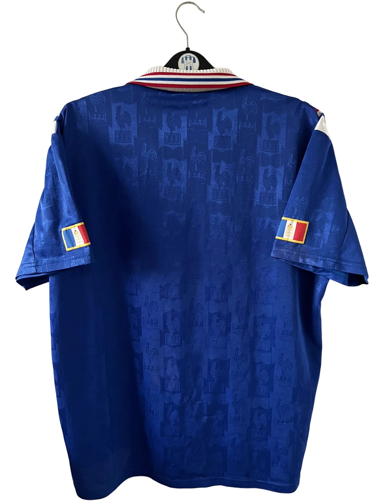 Maillot foot vintage domicile equipe de france 1996. On peut retrouver l'équipementier Adidas. Il s'agit d'un maillot authentique d'époque.