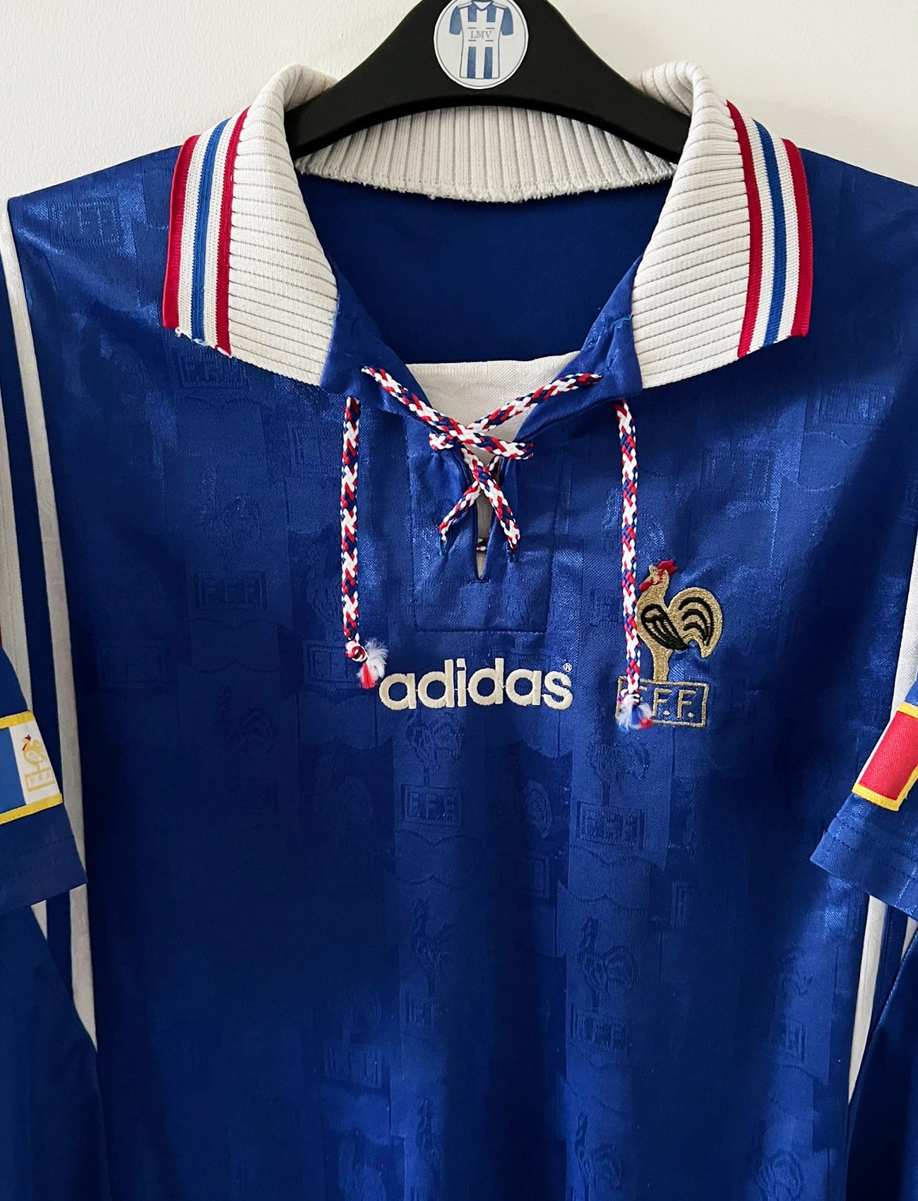Maillot foot vintage domicile equipe de france 1996. On peut retrouver l'équipementier Adidas. Il s'agit d'un maillot authentique d'époque.