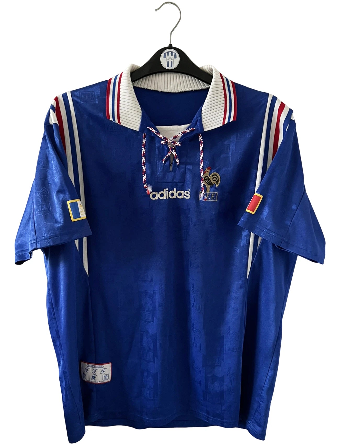 Maillot foot vintage domicile equipe de france 1996. On peut retrouver l'équipementier Adidas. Il s'agit d'un maillot authentique d'époque.