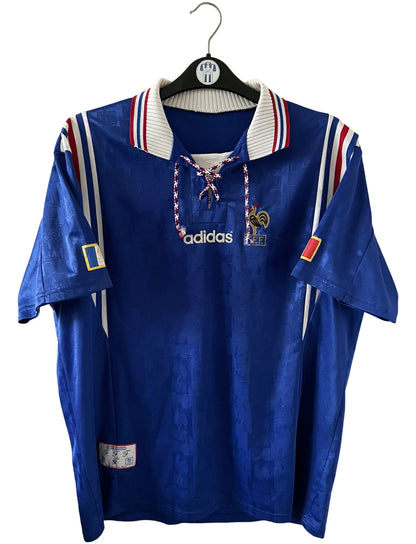 Maillot foot vintage domicile equipe de france 1996. On peut retrouver l'équipementier Adidas. Il s'agit d'un maillot authentique d'époque.