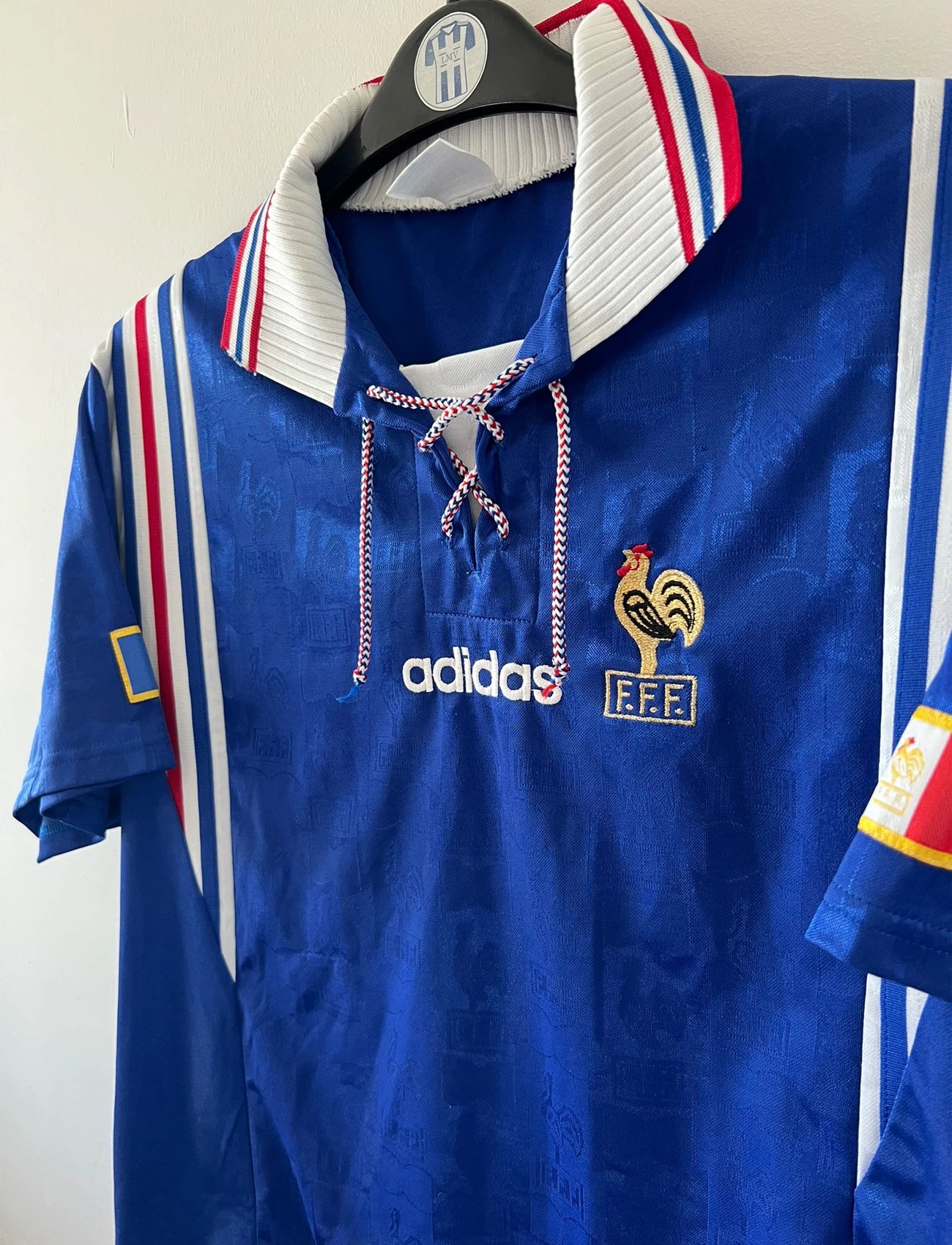Maillot de foot vintage domicile bleu de l'équipe de france 1996. On peut retrouver l'équipementier Adidas. Il s'agit d'un maillot authentique d'époque.