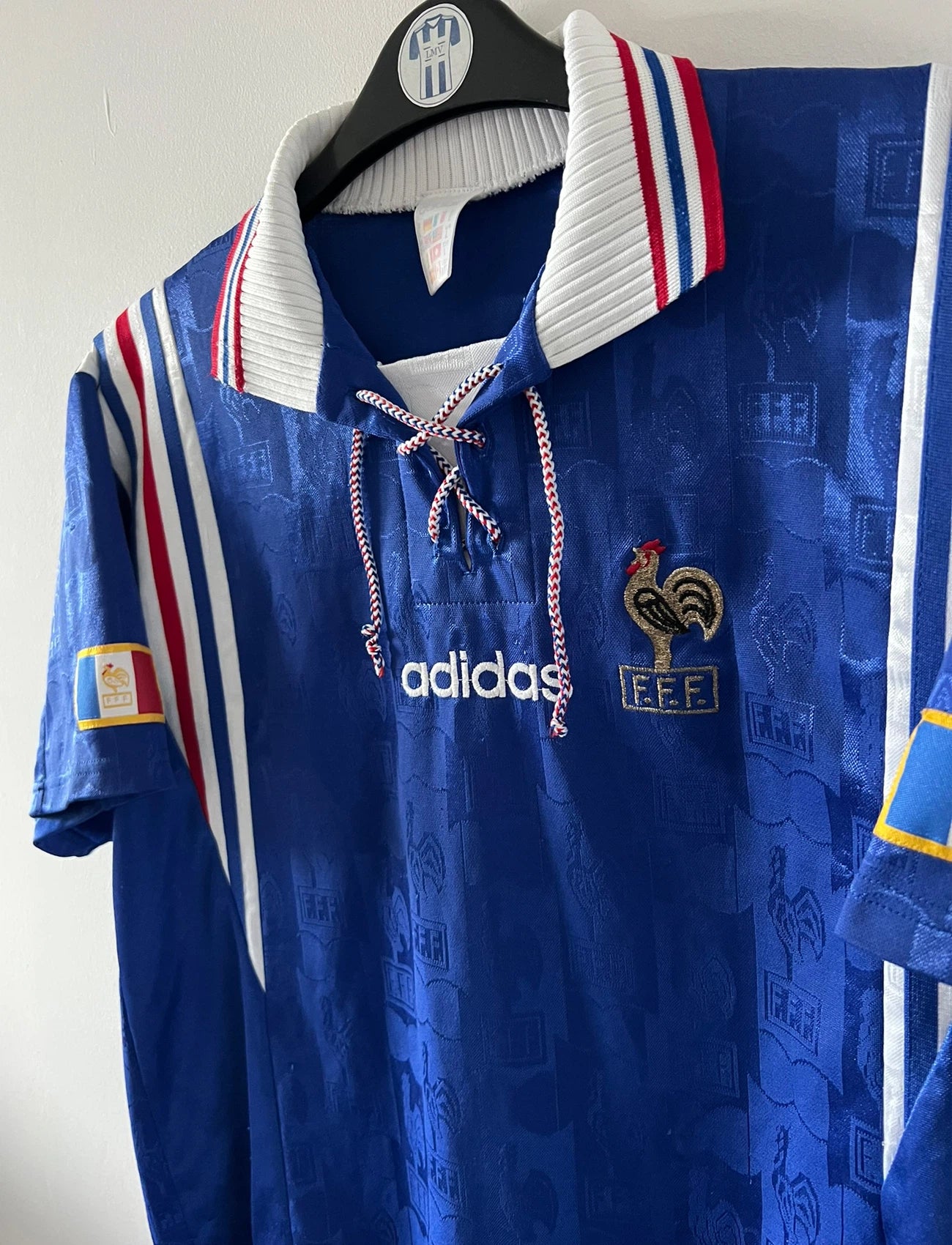Maillot de foot vintage domicile bleu de l'équipe de france 1996. On peut retrouver l'équipementier Adidas. Il s'agit d'un maillot authentique d'époque.