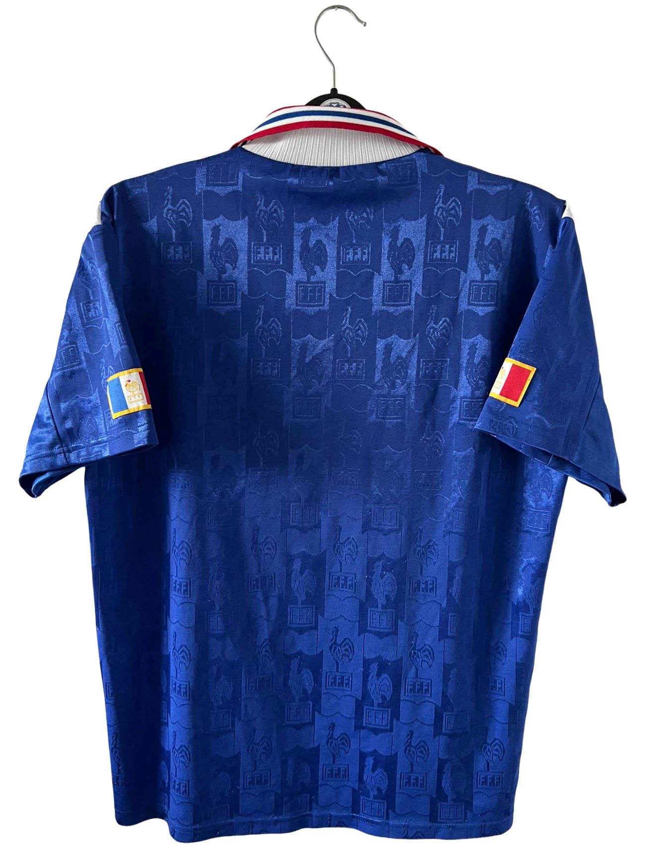Maillot de foot vintage domicile bleu de l'équipe de france 1996. On peut retrouver l'équipementier Adidas. Il s'agit d'un maillot authentique d'époque.