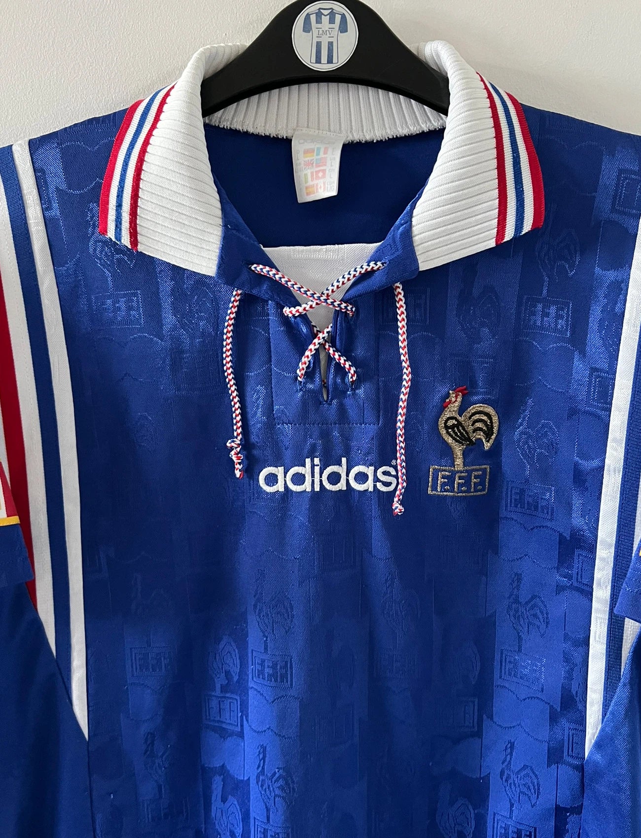 Maillot de foot vintage domicile bleu de l'équipe de france 1996. On peut retrouver l'équipementier Adidas. Il s'agit d'un maillot authentique d'époque.