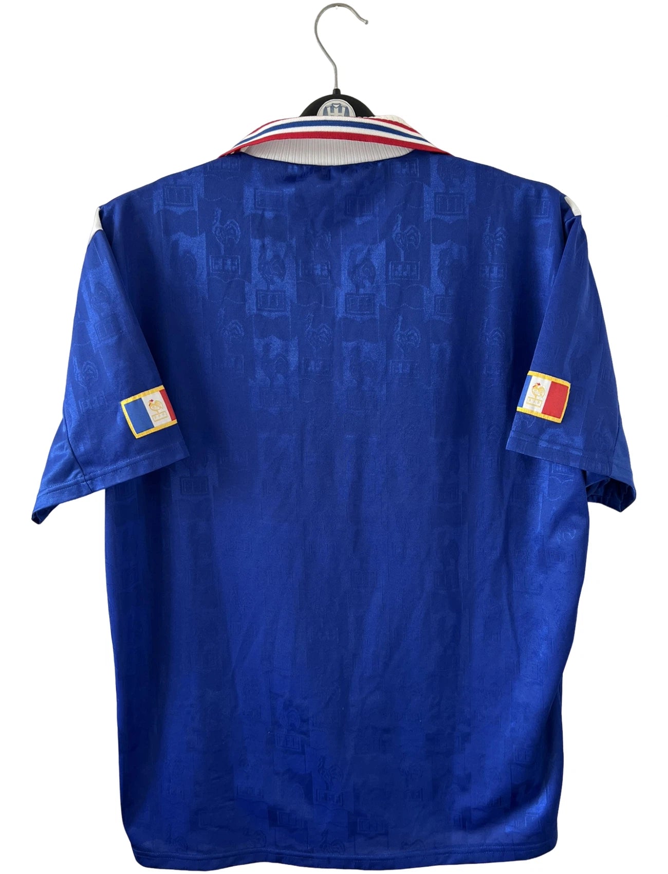 Maillot de foot vintage domicile bleu de l'équipe de france 1996. On peut retrouver l'équipementier Adidas. Il s'agit d'un maillot authentique d'époque.