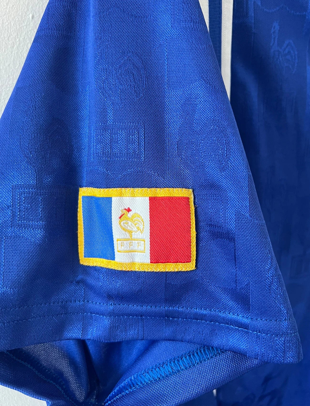 Maillot de foot vintage domicile bleu de l'équipe de france 1996. On peut retrouver l'équipementier Adidas. Il s'agit d'un maillot authentique d'époque.