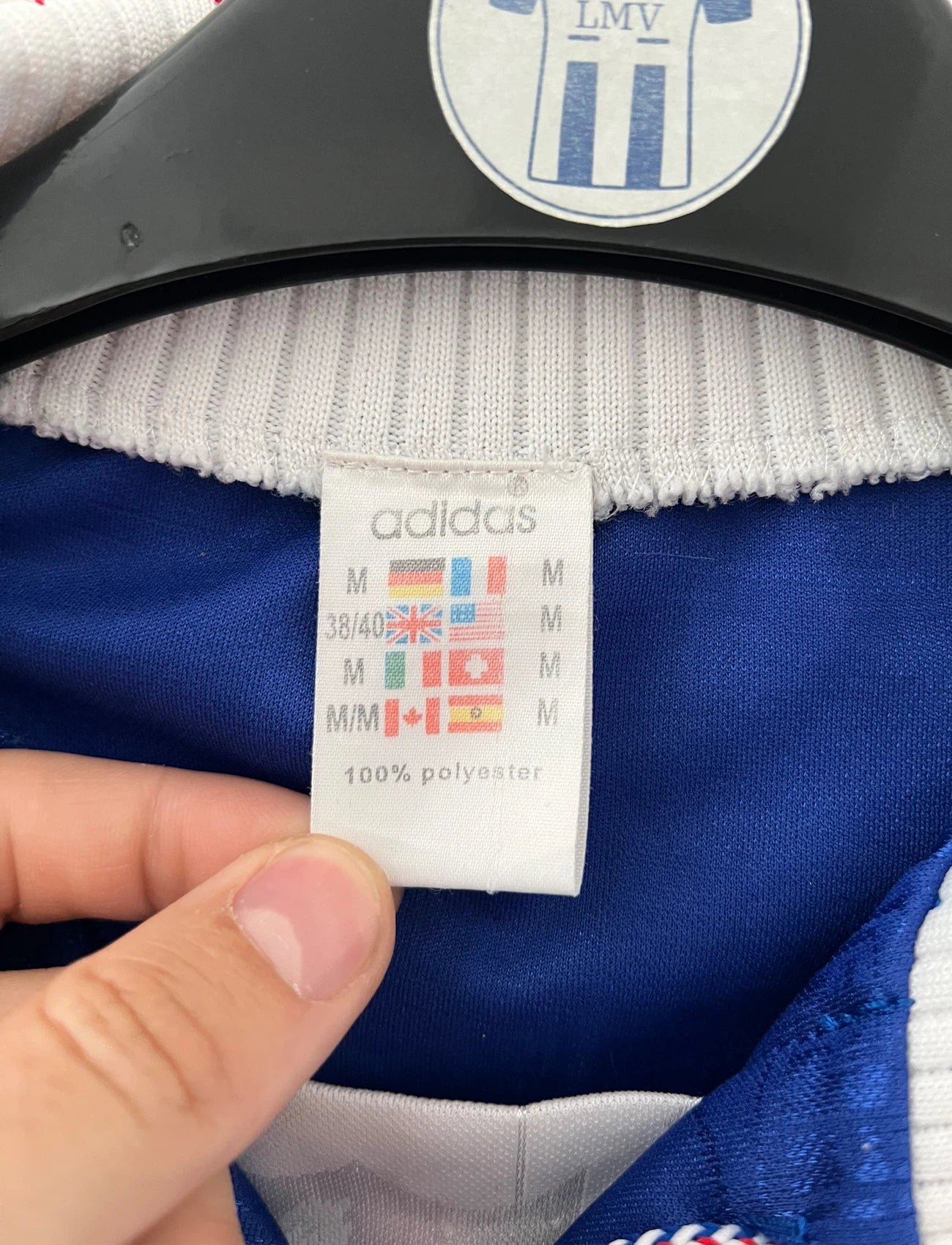 Maillot de foot vintage domicile bleu de l'équipe de france 1996. On peut retrouver l'équipementier Adidas. Il s'agit d'un maillot authentique d'époque.