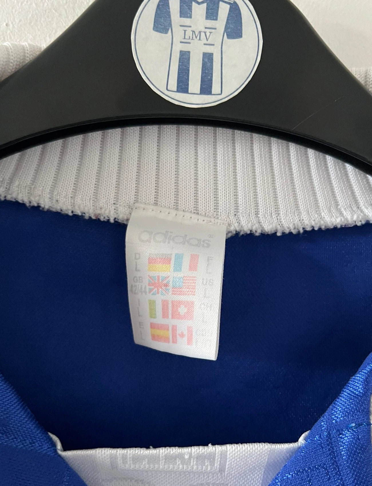 Maillot de foot vintage domicile bleu de l'équipe de france 1996. On peut retrouver l'équipementier Adidas. Il s'agit d'un maillot authentique d'époque.