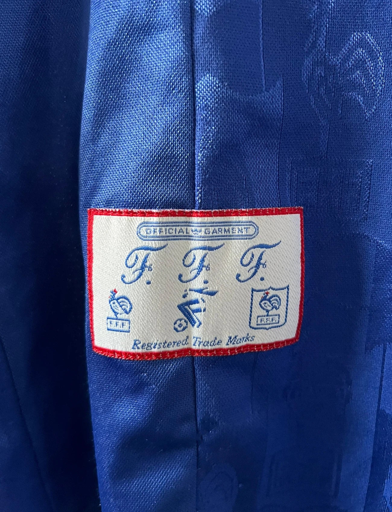 Maillot de foot vintage domicile bleu de l'équipe de france 1996. On peut retrouver l'équipementier Adidas. Il s'agit d'un maillot authentique d'époque.
