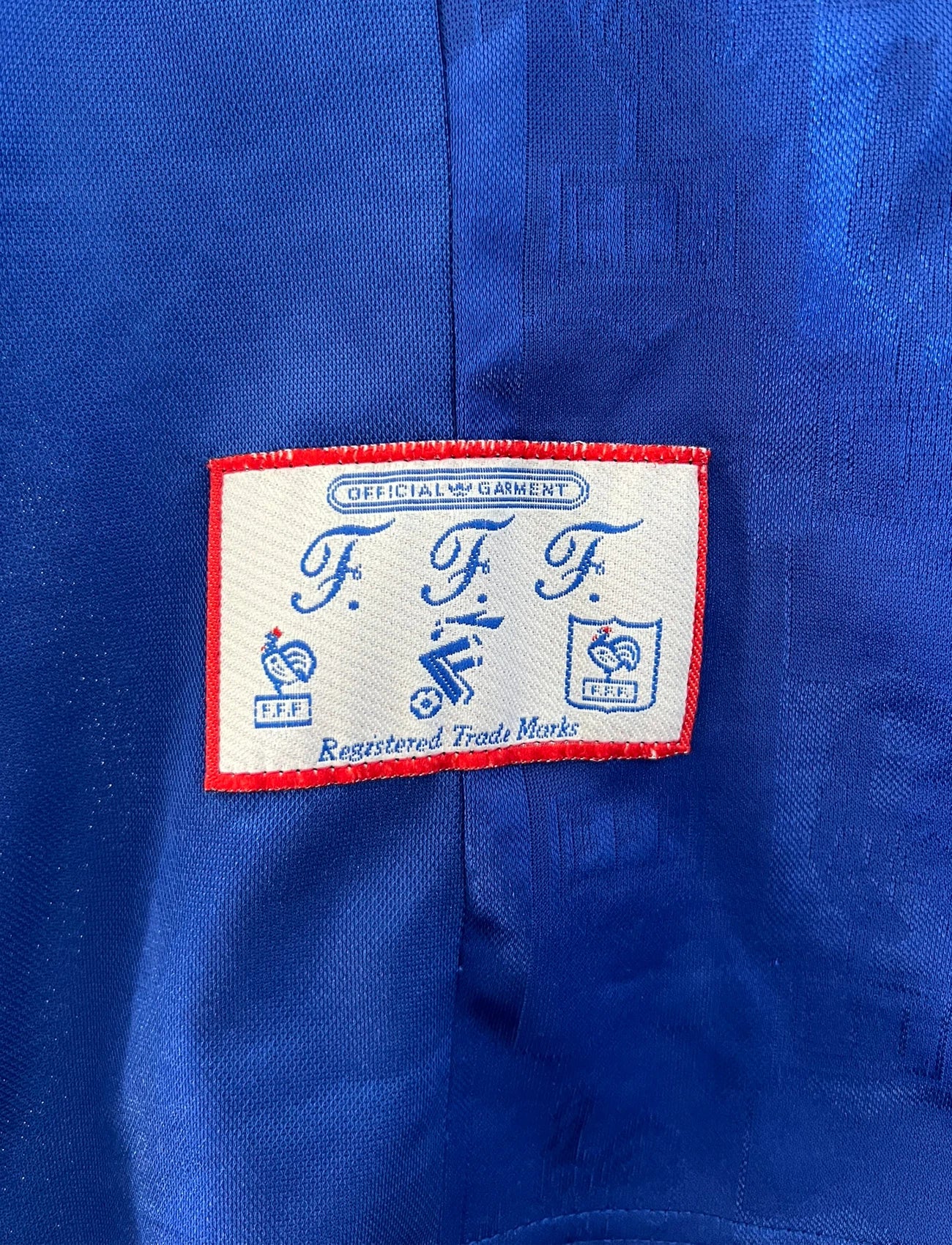 Maillot de foot vintage domicile bleu de l'équipe de france 1996. On peut retrouver l'équipementier Adidas. Il s'agit d'un maillot authentique d'époque.