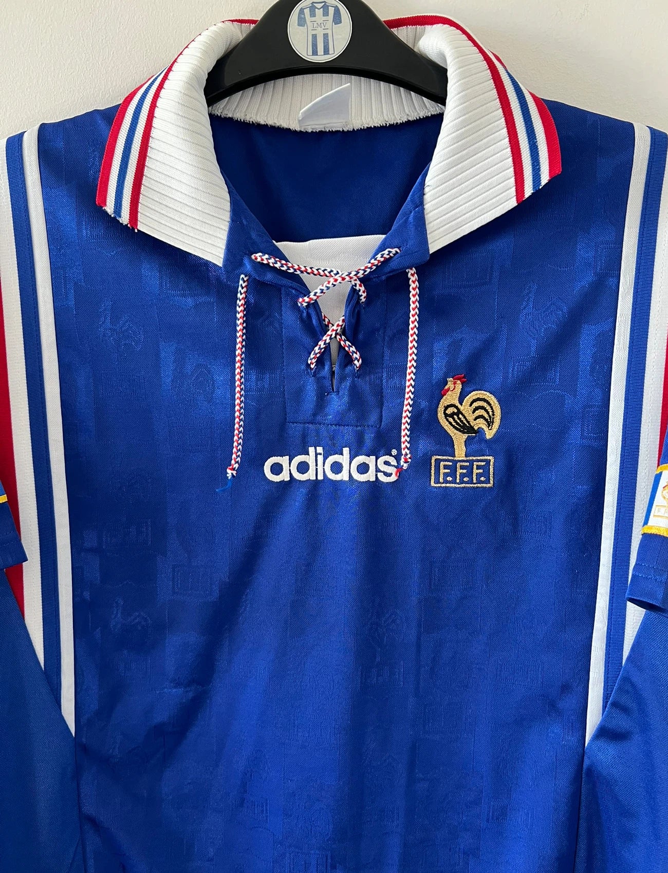 Maillot de foot vintage domicile bleu de l'équipe de france 1996. On peut retrouver l'équipementier Adidas. Il s'agit d'un maillot authentique d'époque.