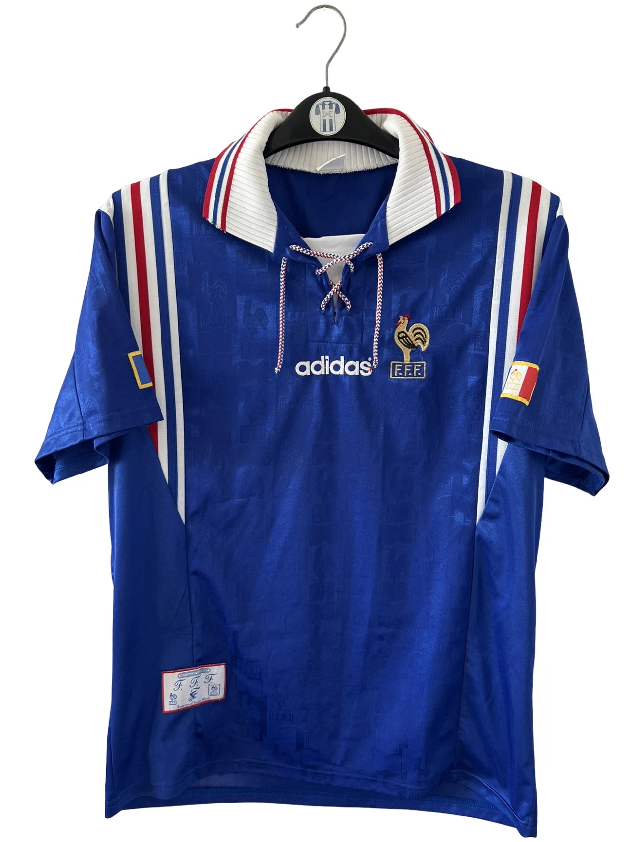 Maillot de foot vintage domicile bleu de l'équipe de france 1996. On peut retrouver l'équipementier Adidas. Il s'agit d'un maillot authentique d'époque.