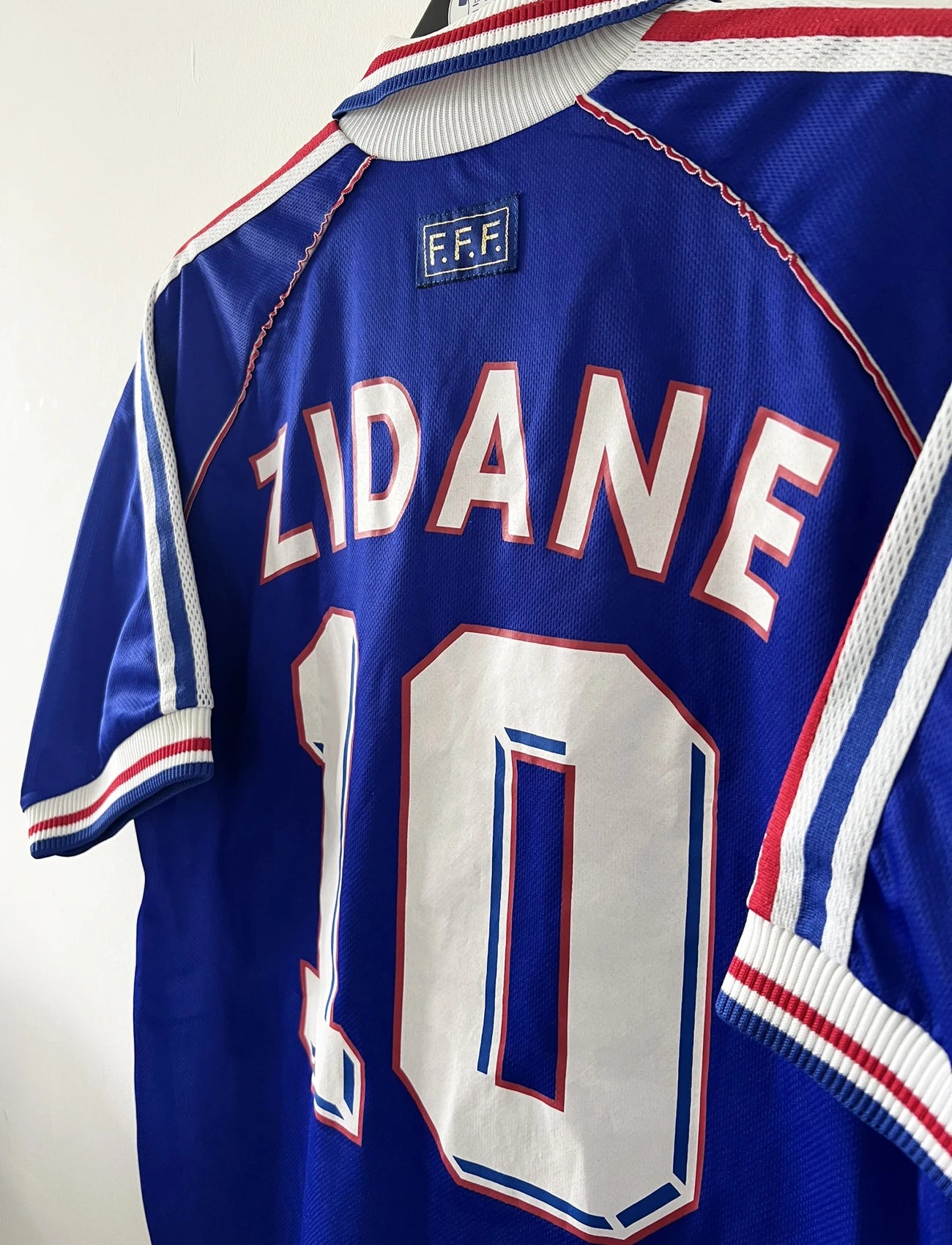 Maillot foot vintage domicile equipe de france 1998 bleu blanc et rouge. On peut retrouver l'équipementier adidas. Ils 'agit d'un maillot authentique d'époque floqué Zinedine Zidane