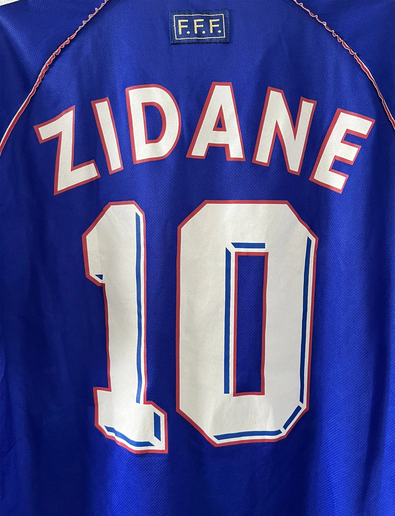 Maillot foot vintage domicile equipe de france 1998 bleu blanc et rouge. On peut retrouver l'équipementier adidas. Ils 'agit d'un maillot authentique d'époque floqué Zinedine Zidane