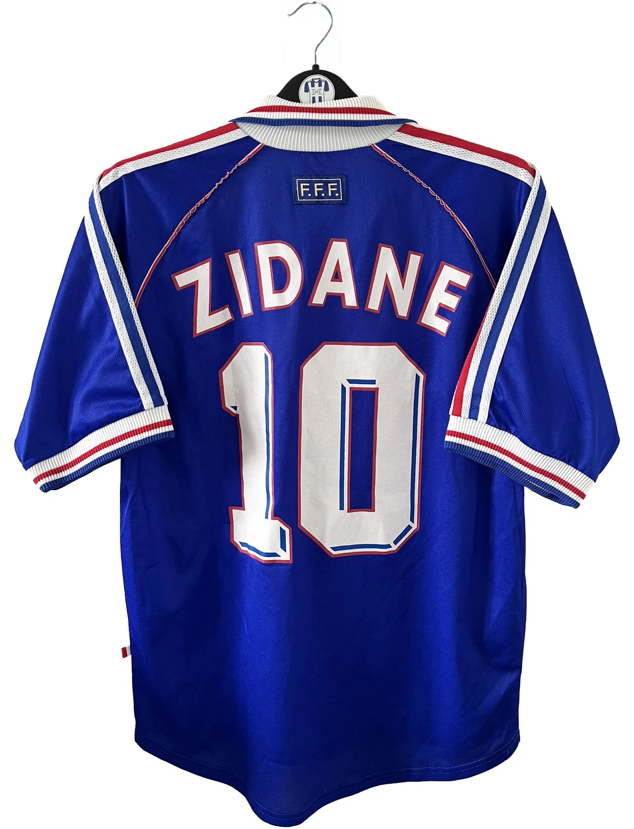 Maillot foot vintage domicile equipe de france 1998 bleu blanc et rouge. On peut retrouver l'équipementier adidas. Ils 'agit d'un maillot authentique d'époque floqué Zinedine Zidane