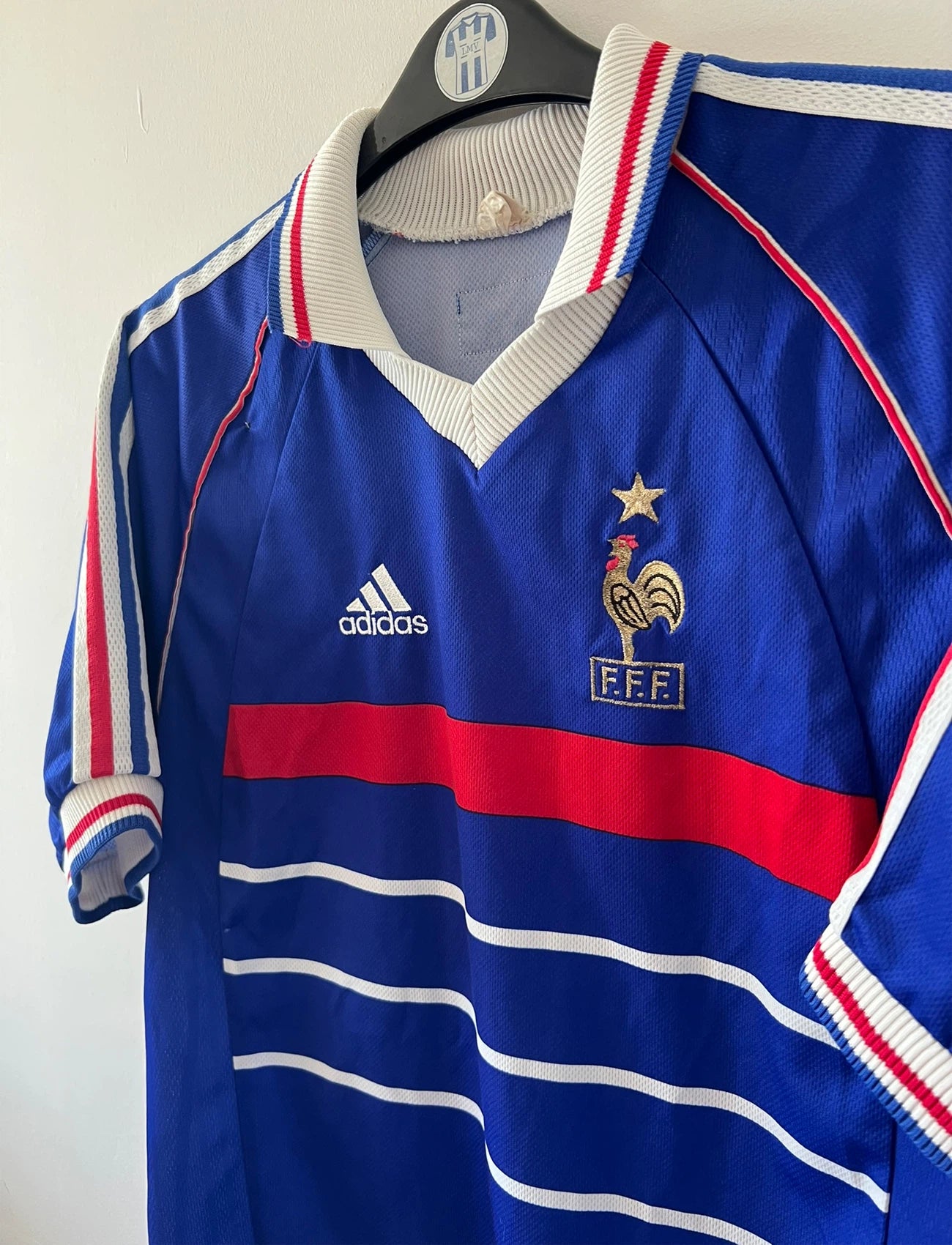Maillot foot vintage domicile equipe de france 1998 bleu blanc et rouge. On peut retrouver l'équipementier adidas. Il s'agit d'un maillot authentique d'époque.