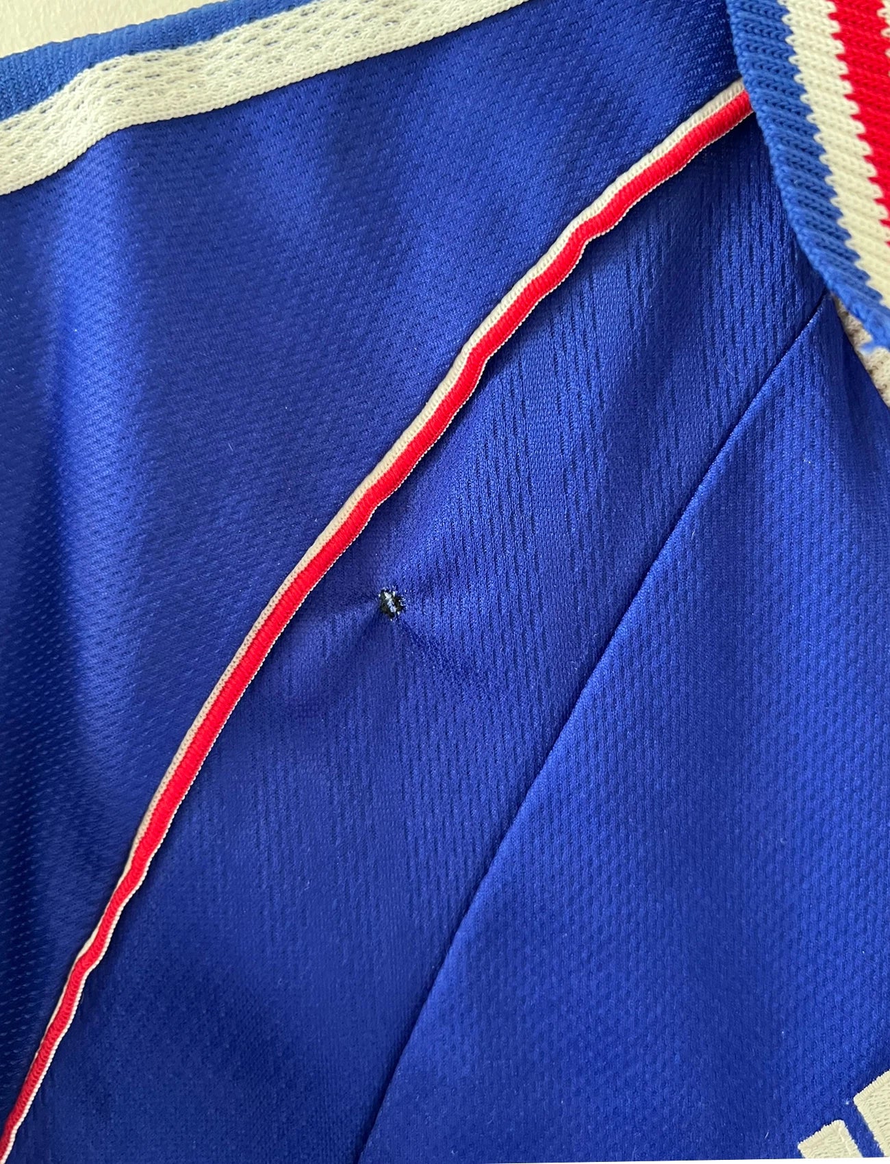 Maillot foot vintage domicile equipe de france 1998 bleu blanc et rouge. On peut retrouver l'équipementier adidas. Il s'agit d'un maillot authentique d'époque.