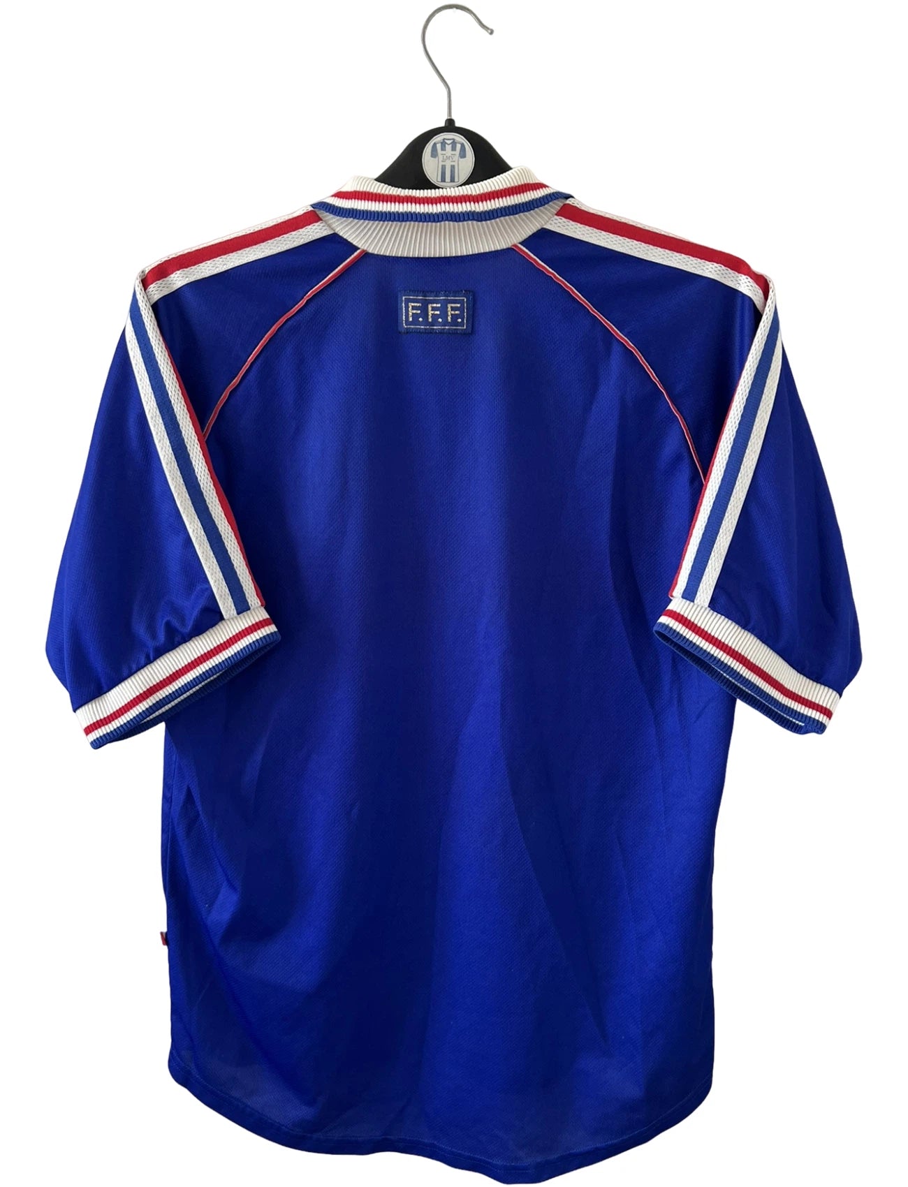 Maillot foot vintage domicile equipe de france 1998 bleu blanc et rouge. On peut retrouver l'équipementier adidas. Il s'agit d'un maillot authentique d'époque.