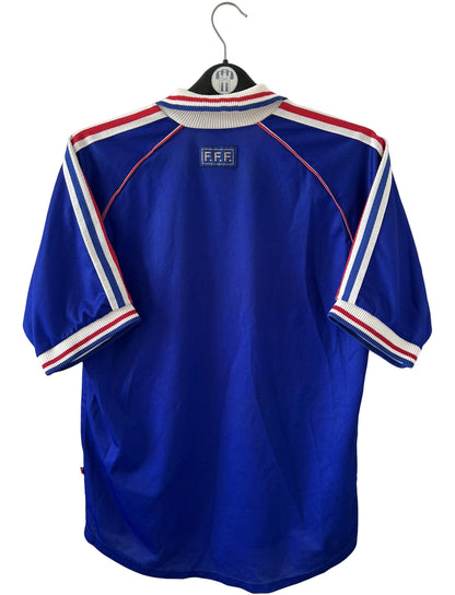 Maillot foot vintage domicile equipe de france 1998 bleu blanc et rouge. On peut retrouver l'équipementier adidas. Il s'agit d'un maillot authentique d'époque.
