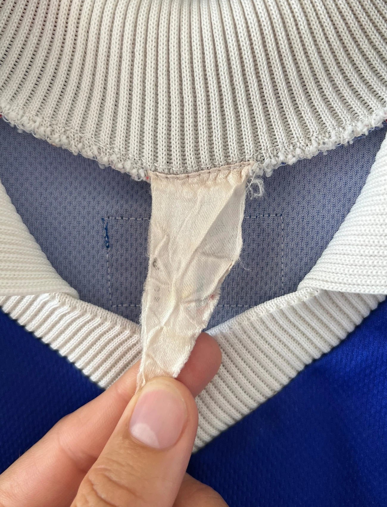 Maillot foot vintage domicile equipe de france 1998 bleu blanc et rouge. On peut retrouver l'équipementier adidas. Il s'agit d'un maillot authentique d'époque.