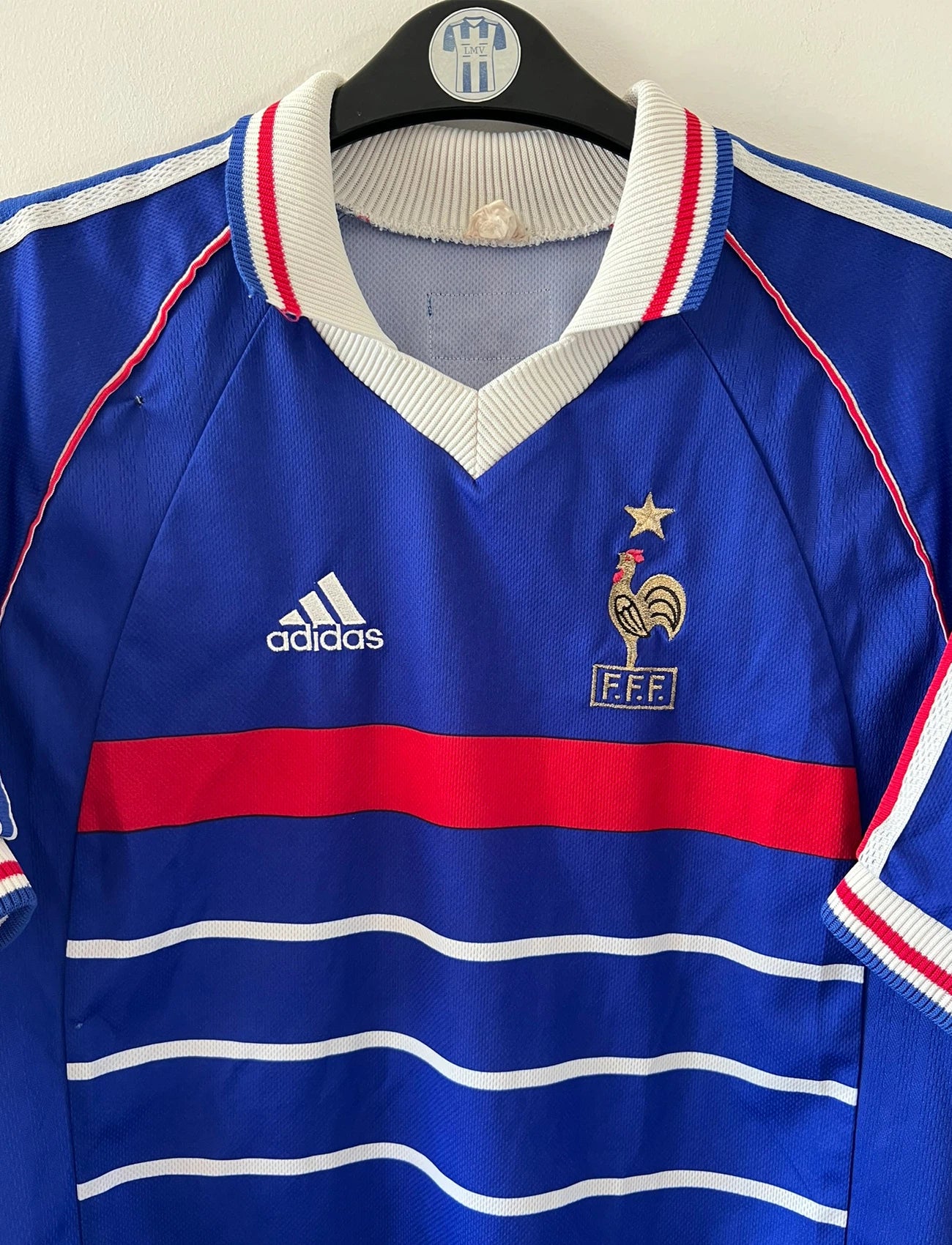 Maillot foot vintage domicile equipe de france 1998 bleu blanc et rouge. On peut retrouver l'équipementier adidas. Il s'agit d'un maillot authentique d'époque.