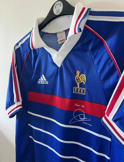 Maillot foot vintage domicile equipe de france 1998 bleu blanc et rouge. On peut retrouver l'équipementier adidas. Il s'agit d'un maillot authentique d'époque avec la signature et l'édition pour toi Zidane.