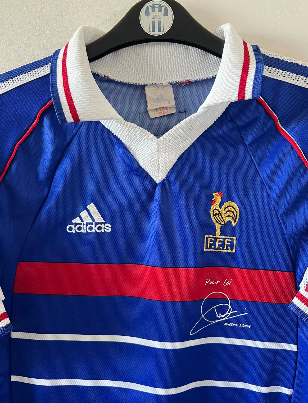 Maillot foot vintage domicile equipe de france 1998 bleu blanc et rouge. On peut retrouver l'équipementier adidas. Il s'agit d'un maillot authentique d'époque avec la signature et l'édition pour toi Zidane.