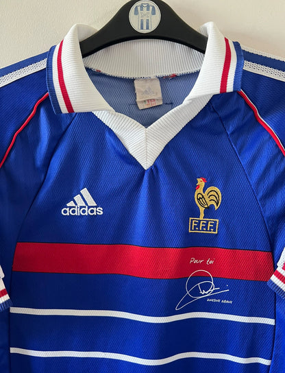Maillot foot vintage domicile equipe de france 1998 bleu blanc et rouge. On peut retrouver l'équipementier adidas. Il s'agit d'un maillot authentique d'époque avec la signature et l'édition pour toi Zidane.
