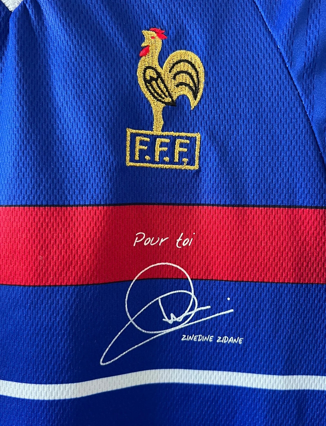 Maillot foot vintage domicile equipe de france 1998 bleu blanc et rouge. On peut retrouver l'équipementier adidas. Il s'agit d'un maillot authentique d'époque avec la signature et l'édition pour toi Zidane.