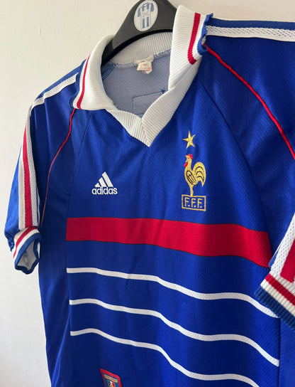 Maillot foot vintage domicile equipe de france 1998 bleu blanc et rouge. On peut retrouver l'équipementier adidas. Ils 'agit d'un maillot authentique d'époque floqué Zinedine Zidane