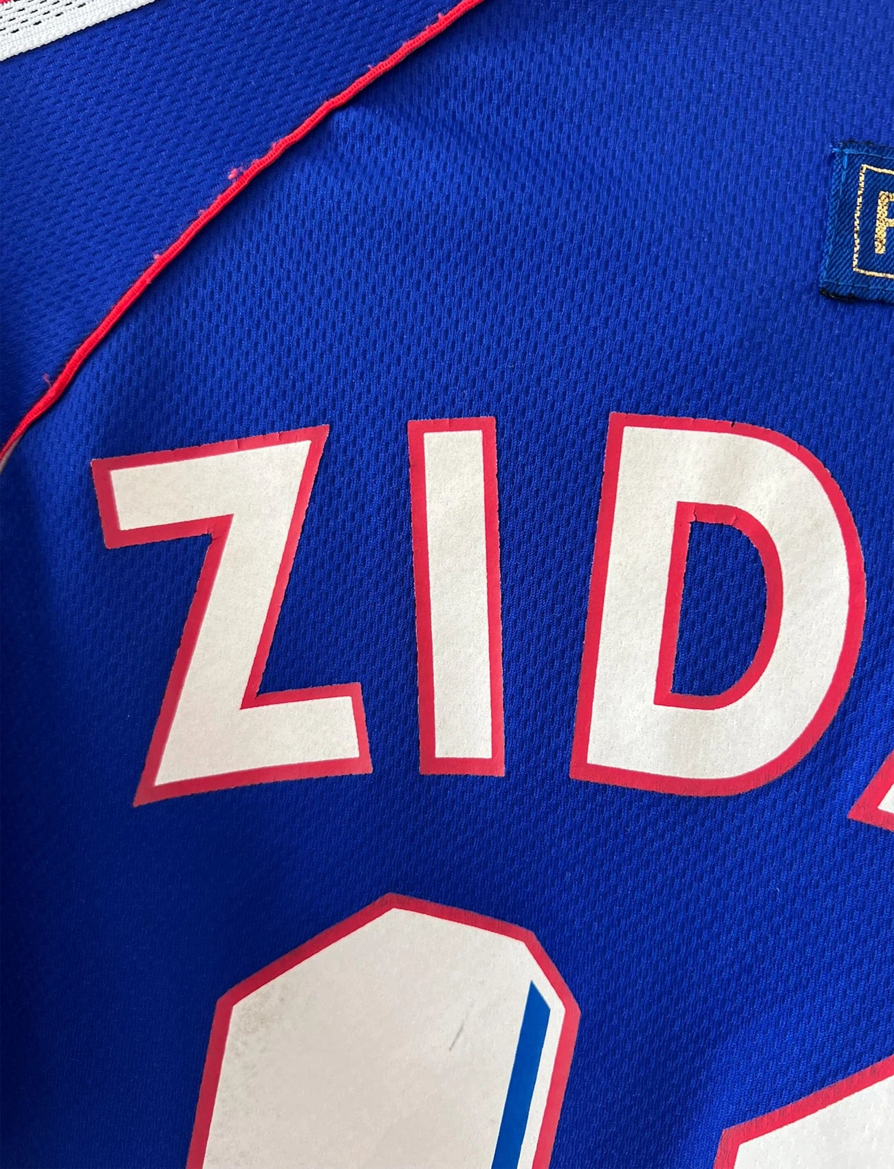 Maillot foot vintage domicile equipe de france 1998 bleu blanc et rouge. On peut retrouver l'équipementier adidas. Ils 'agit d'un maillot authentique d'époque floqué Zinedine Zidane