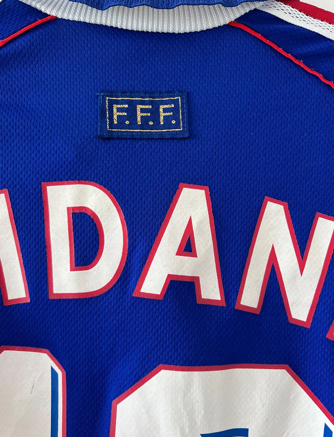 Maillot foot vintage domicile equipe de france 1998 bleu blanc et rouge. On peut retrouver l'équipementier adidas. Ils 'agit d'un maillot authentique d'époque floqué Zinedine Zidane