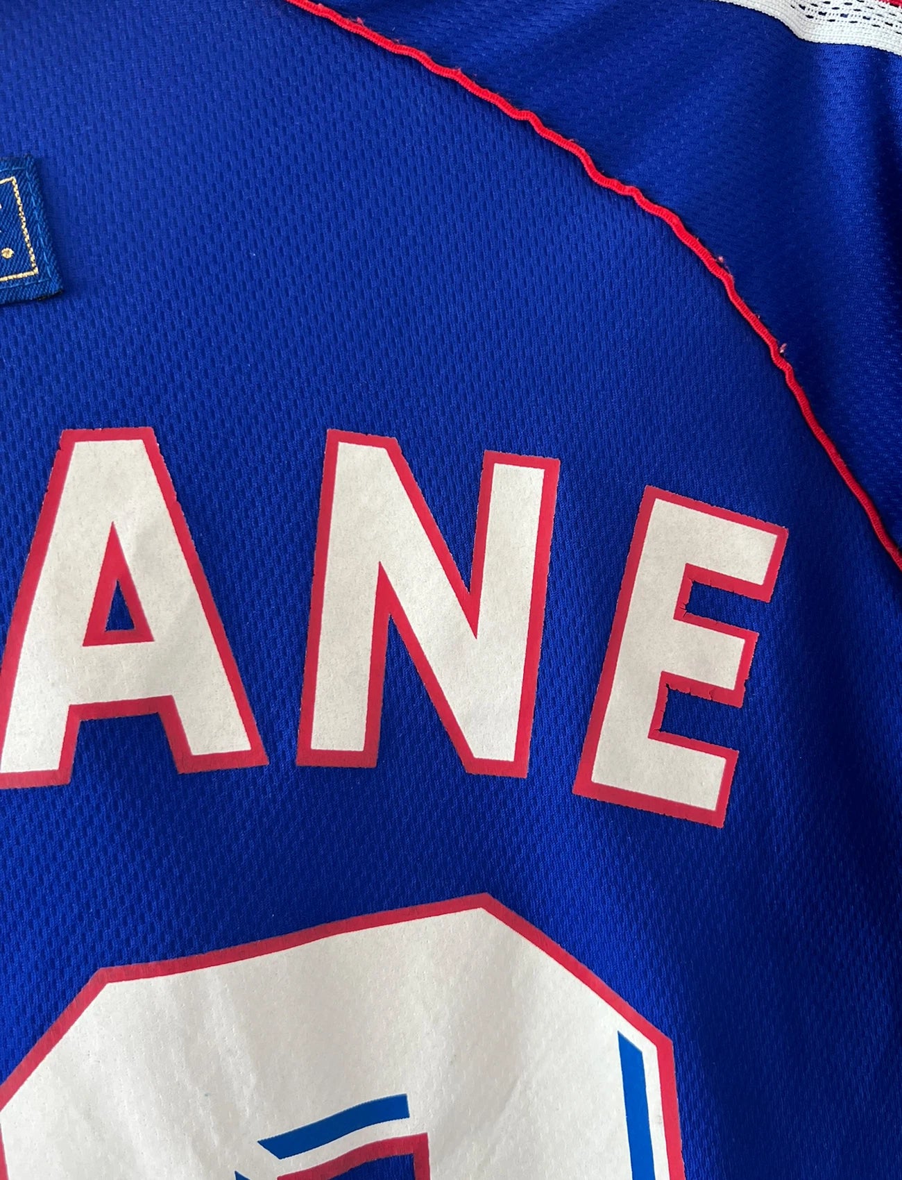 Maillot foot vintage domicile equipe de france 1998 bleu blanc et rouge. On peut retrouver l'équipementier adidas. Ils 'agit d'un maillot authentique d'époque floqué Zinedine Zidane